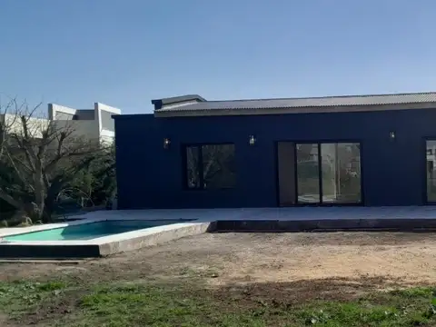 Alquiler anual o Venta Casa de estilo unico en Medal Pilar -
