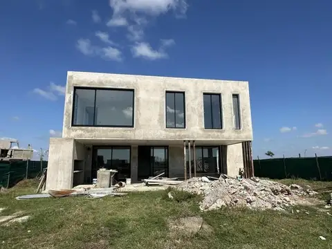 Casa en venta en Puertos del Lago – Barrio Amarras - al Agua