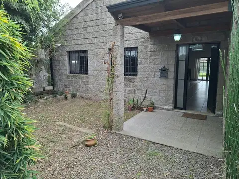 CASA TRES DORMITORIOS,COCHERA,PISCINA