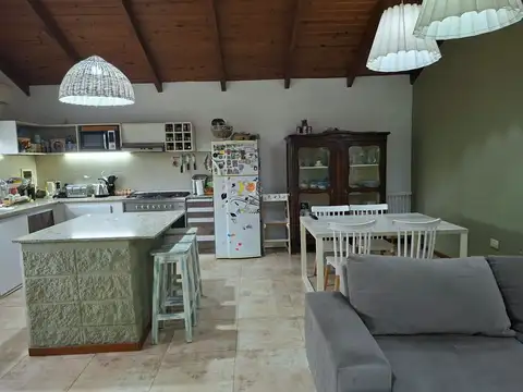 Casa 4 ambientes con 2 baños