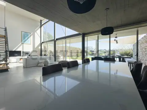 Casa en Alquiler Temporal con 4 cocheras