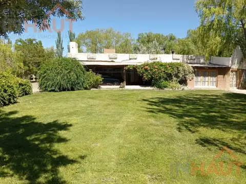 Casa y salon de evento en Cinco Saltos