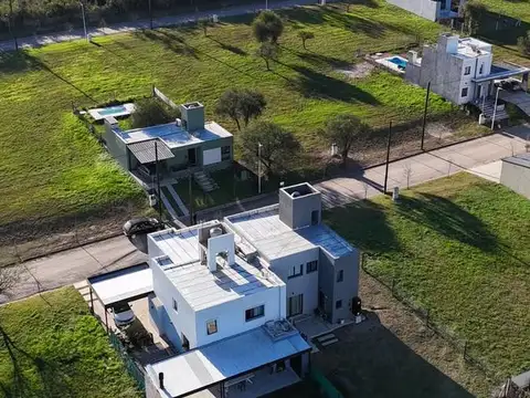 Casa 8 ambientes con 2 baños
