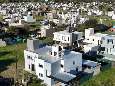 Casa 8 ambientes con 2 baños