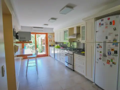 Casa en Alquiler con 3 cocheras