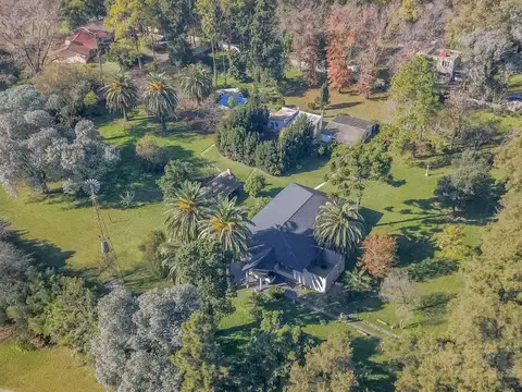 Casa 8 ambientes con 3 baños