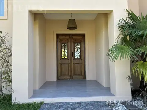Casa 6 ambientes con 4 baños