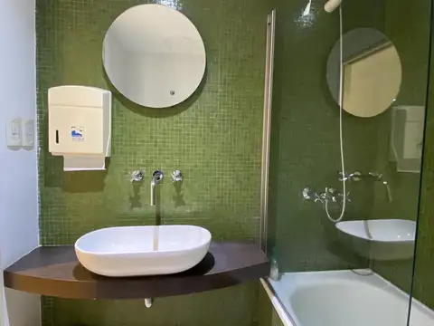 Oficina 5 ambientes con 2 baños
