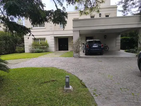 Casa 8 ambientes con 5 baños