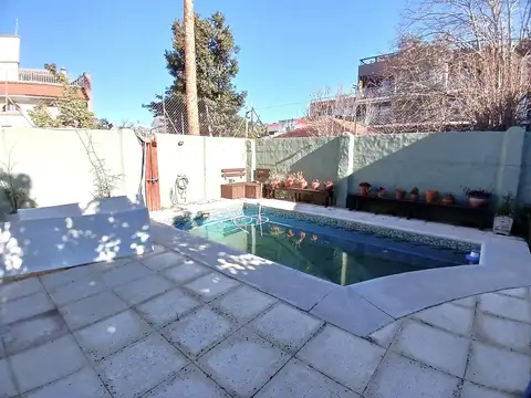 Casa en Venta con 3 cocheras