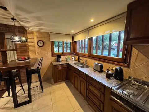 Casa 4 ambientes con 2 baños