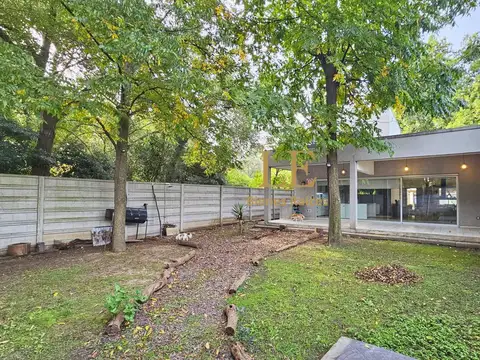 Casa en Venta con 3 cocheras