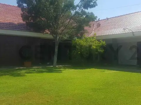 Casa 9 ambientes con 4 baños