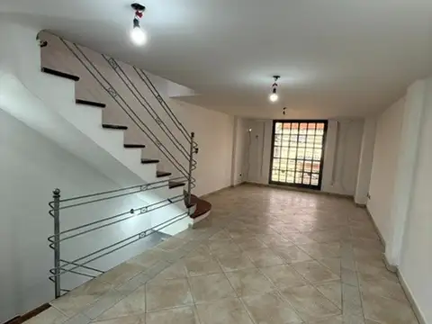 Casa en Alquiler con 2 cocheras