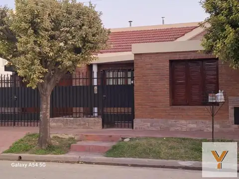 Casa 4 ambientes con 2 baños