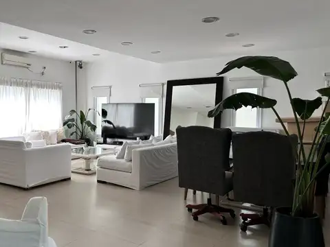 VENTA-Casa-La Montura-5 Ambientes-4 dormitorios-Dependencia-Lote Interno-Pileta