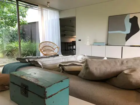 Casa en Alquiler con 3 cocheras