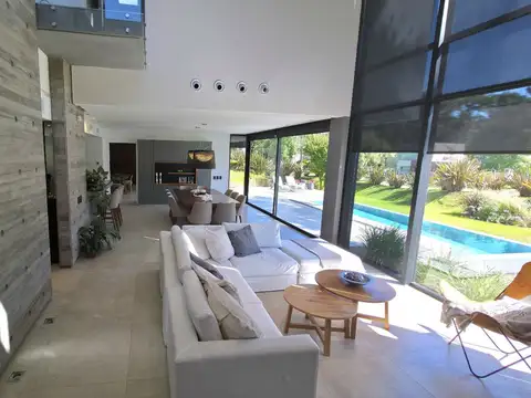 Casa en Venta con 2 cocheras