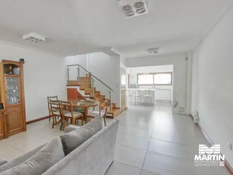 Casa Dúplex en Venta de 5 ambientes con Playroom, Jardin, Pileta, Quincho y Cocheras