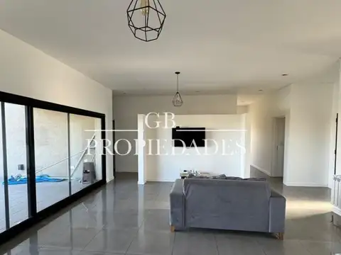 Casa en Alquiler en Pilar del Este - San Ramón, USD 1.200