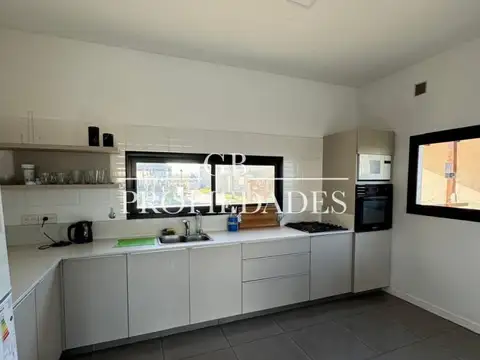 Casa en Alquiler con 2 cocheras
