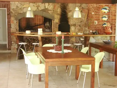 Casa en Alquiler Temporal con 2 cocheras