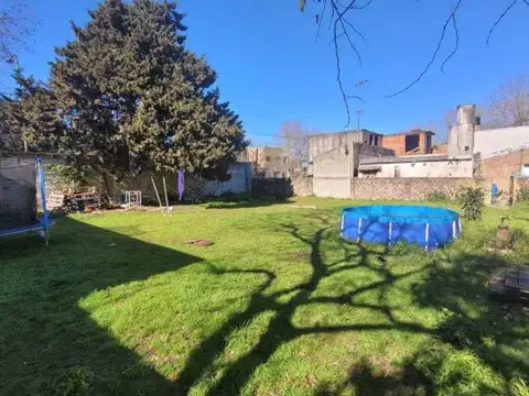VENTA CASA CON LOTE 700 M2. PLATANOS. BERAZATEGUI