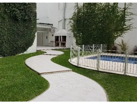 TRES AMPLIOS AMBIENTES CON BALCÓN, PATIO, APTO PROFESIONAL