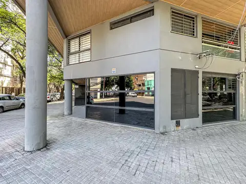 Local comercial con 2 privados y recepción en esquina de Abasto