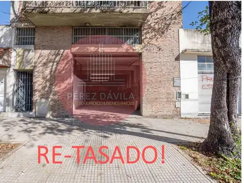 Re-tasado! Local o galpón: 3 plantas con portón eléctrico