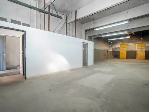 Local o galpón: 3 plantas con montacargas y portón eléctrico