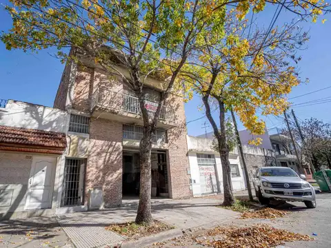 Re-tasado! Local o galpón: 3 plantas con portón eléctrico