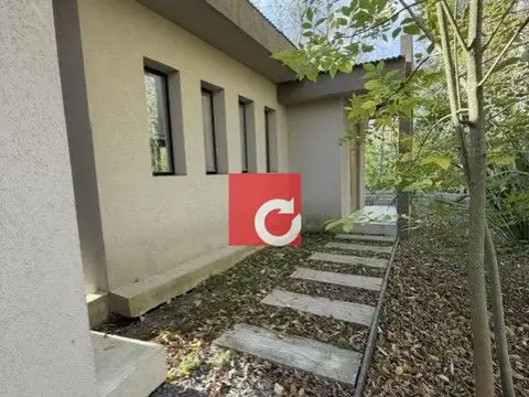 Venta de Casa Moderna con 3 Dormitorios+ jardín con piscina Coronel Brandsen