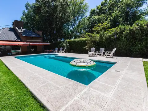 EN VENTA - CASA DE 3 DORMITORIOS CON QUINCHO Y PILETA - ROLDAN