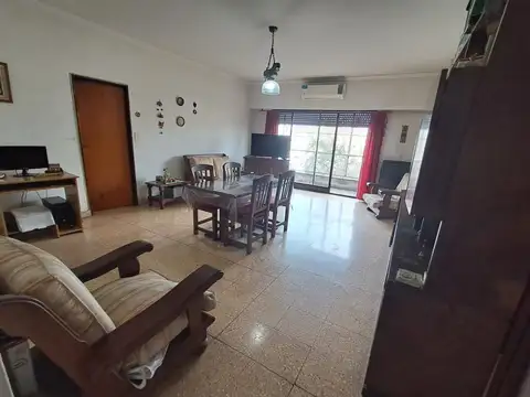 DEPARTAMENTO 3 AMB AL FRENTE CON BALCON.REF.836