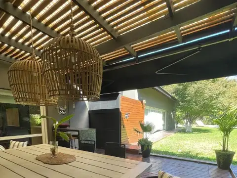 Casa En Venta En  Los Laureles Con 4 Dormitorios