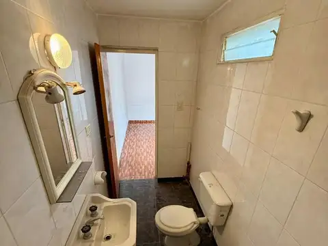 Casa 8 ambientes con 1 baño