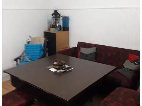 Depto. tipo casa de 2 habitaciones. Cocina comedor. Patio c/