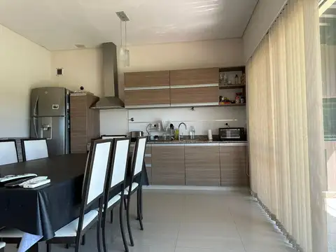 Casa 5 ambientes con 3 baños