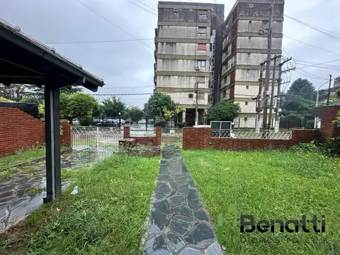 Casa en LOTE PROPIO. 4 AMBIENTES CON JARDIN Y PILETA