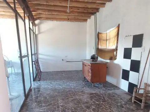 VENTA CASA+DEPTOS+PISCINA+QUINCHO EN LAVALLE