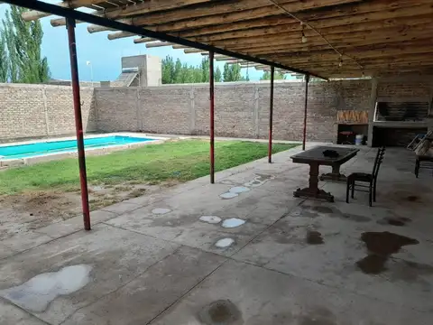 VENTA CASA+DEPTOS+PISCINA+QUINCHO EN LAVALLE