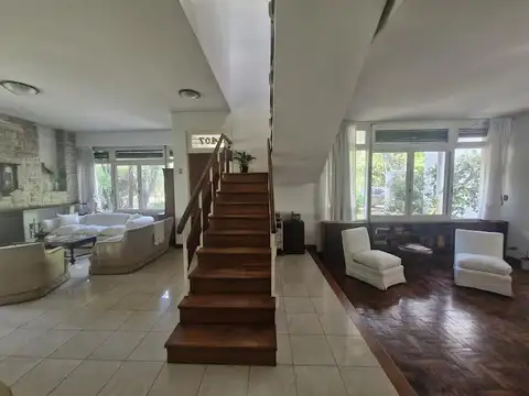 Casa en venta en San Isidro - 4 DORMITORIOS - JARDIN - PILETA – Barrio Las Carreras