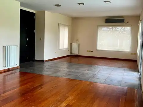 Casa en Alquiler con 3 cocheras