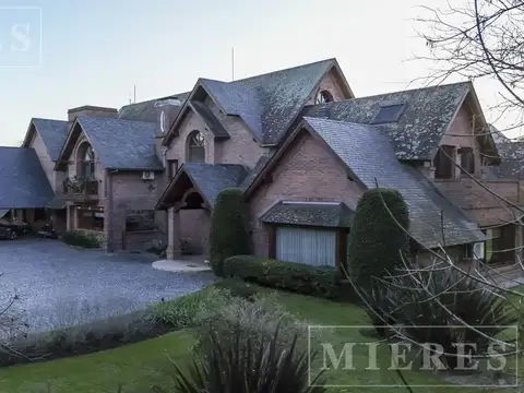 Casa 15 ambientes con 7 baños