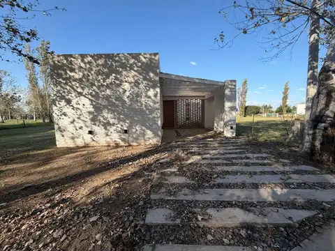 VENTA CASA DOS DORMITORIOS EN BARRIO CERRADO PINARES DEL SUR