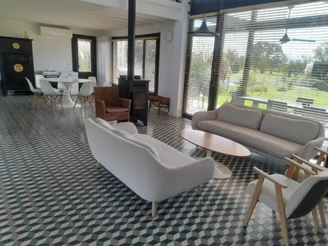 Casa en Alquiler con 2 cocheras