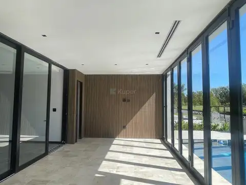Casa en Alquiler con 2 cocheras