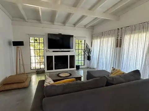 Casa 4 ambientes con 3 baños