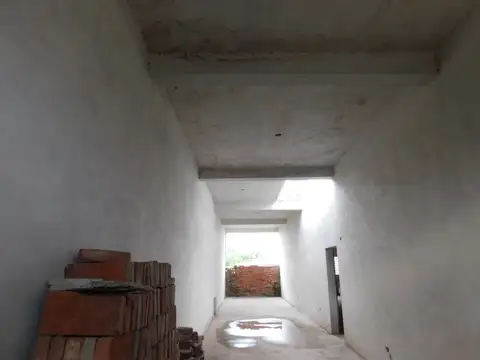 SALON CON BAÑO Y GARAJE